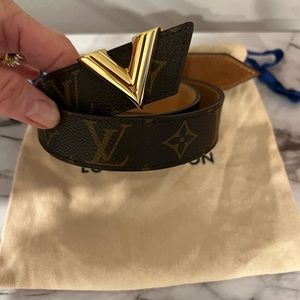 Louis Vuitton essential belt v buckle size 85